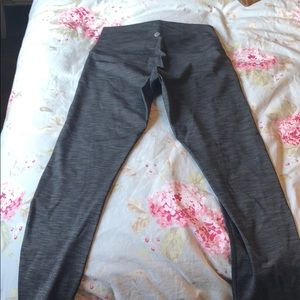 Lululemon size 4 wonder under leggings